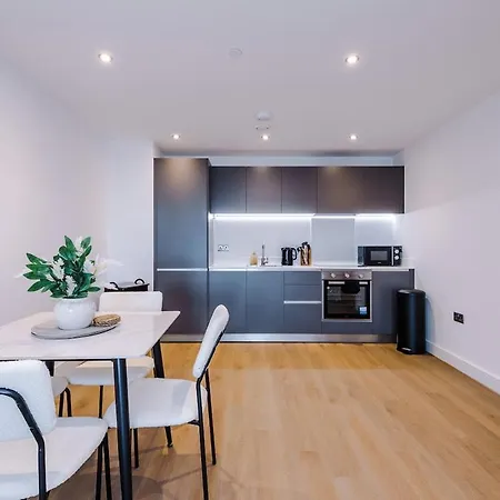 2 Bed 2 Bath Centre - Fast Wifi - Weekly & Monthly Apartment *