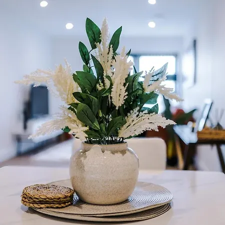 2 Bed 2 Bath Centre - Fast Wifi - Weekly & Monthly *