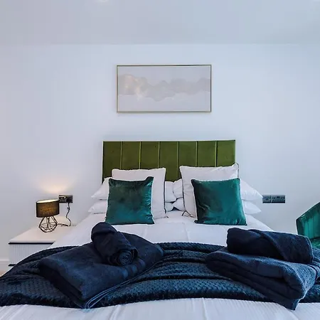 2 Bed 2 Bath Centre - Fast Wifi - Weekly & Monthly Apartment *