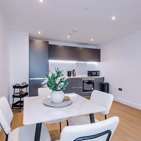 Apartment 2 Bed 2 Bath Centre - Fast Wifi - Weekly & Monthly *