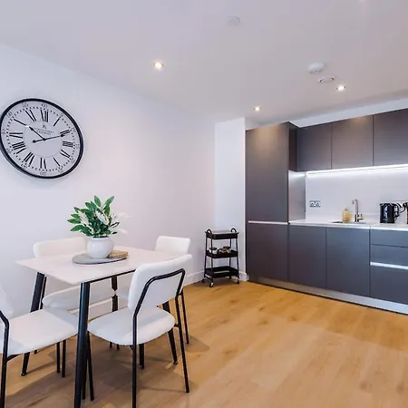 Apartment 2 Bed 2 Bath Centre - Fast Wifi - Weekly & Monthly