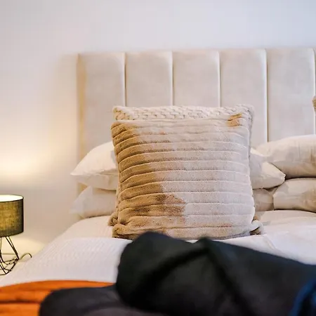 Apartment 2 Bed 2 Bath Centre - Fast Wifi - Weekly & Monthly *