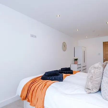 2 Bed 2 Bath Centre - Fast Wifi - Weekly & Monthly Apartment *